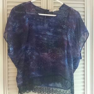 Loose shirt with lace