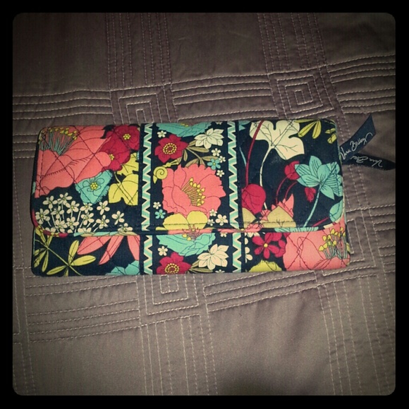 REDUCED Vera Bradley Happy Snails gallery wallet