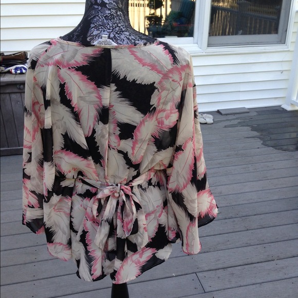 Beautiful top with flowing sleeves. - Picture 2 of 3