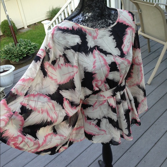 Beautiful top with flowing sleeves. - Picture 3 of 3