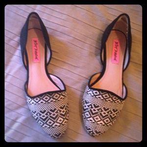 Betsey Johnson black and straw tribal print flats