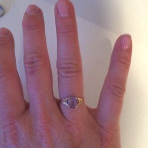 Gold ring with amethyst stone (oval)