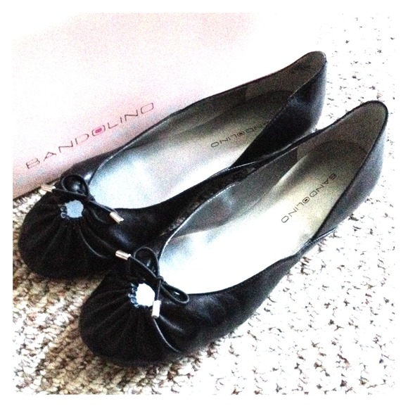 SOLD!! Bandolino Black Leather Flats