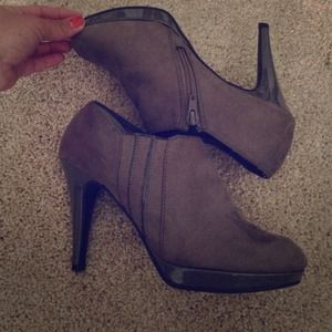 Super cute grey suede booties
