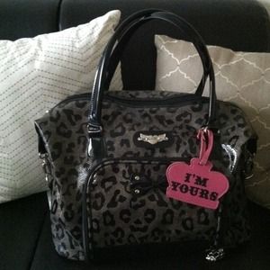 Reduced $! Super Sassy Leopard travel bag!!!