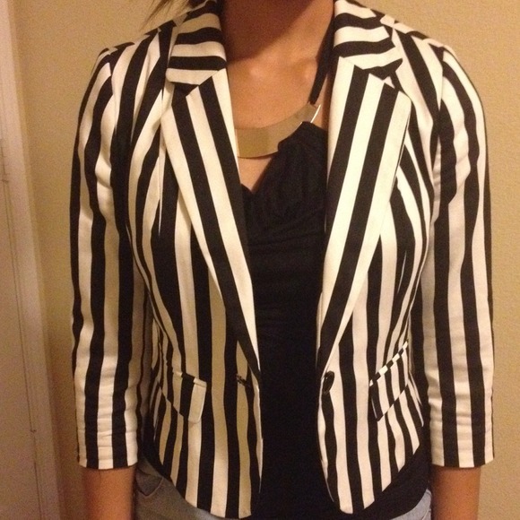 Stripped blazer with pockets.