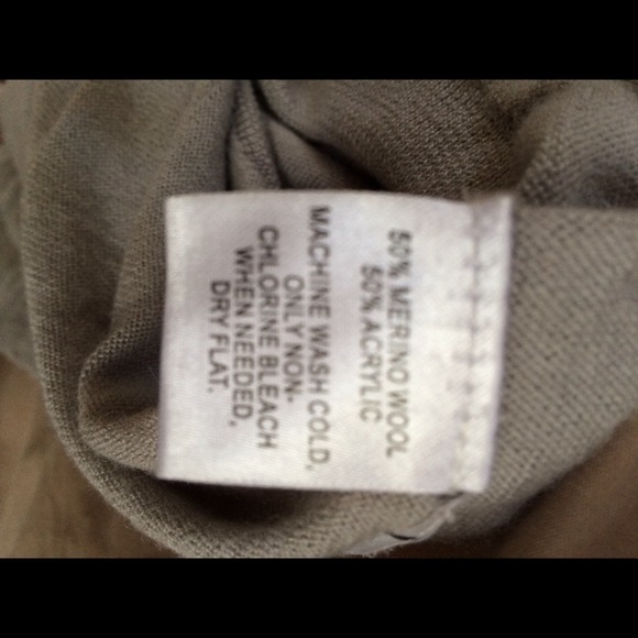 Lightweight short sleeve sweater - Picture 3 of 3