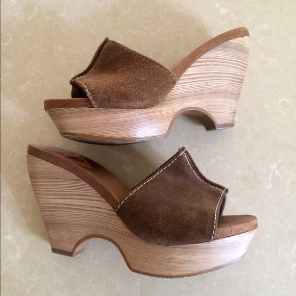 Shoes - Tan wedges