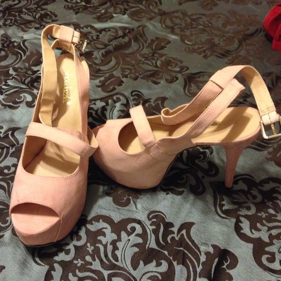 Shoe dazzle baby pink suede heels