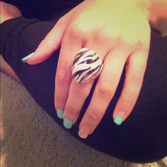 Zebra printed ring - Picture 1 of 3