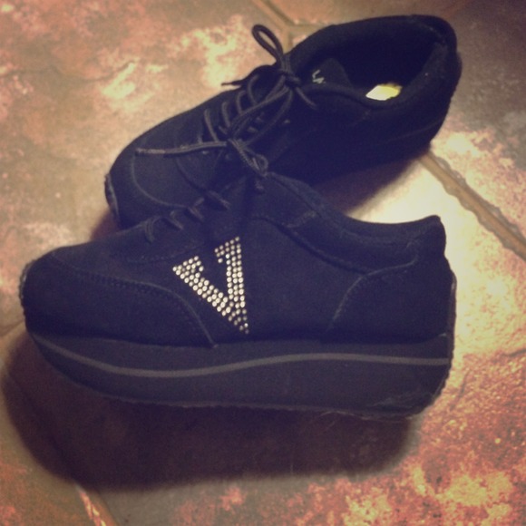 volatile tennis shoes