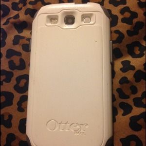 Samsung Galaxy S3 White Otter Box case.