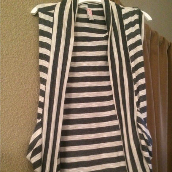 Cute vest - Picture 2 of 4