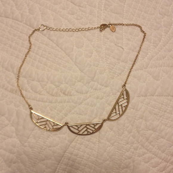 Gorgeous golden statement necklace. Goes with all!