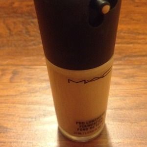 MAC prolongwear foundation [NC20]