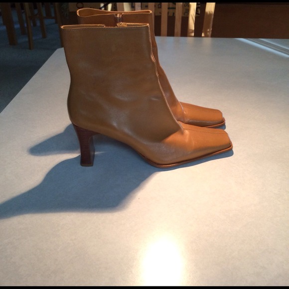 🌟DONATED- Stylish Carmel colored short boots!
