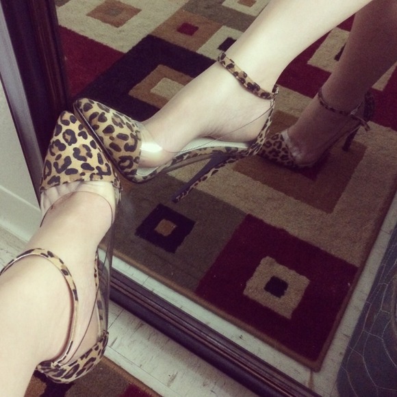 New. Leopard heel