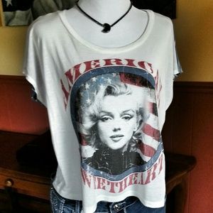 **SOLD in bundle** Looking Cropped Shirt