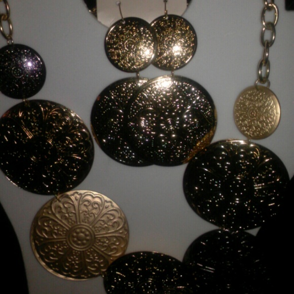 Beautiful Womens Circle of Medallion Necklace and - Picture 1 of 1