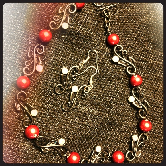 Necklace and earrings set. - Picture 1 of 1