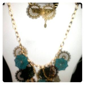 Ladies Pinwheel Necklace and Earring Set