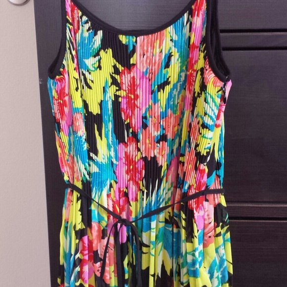 Tropical tank top pleated dress - Picture 2 of 3