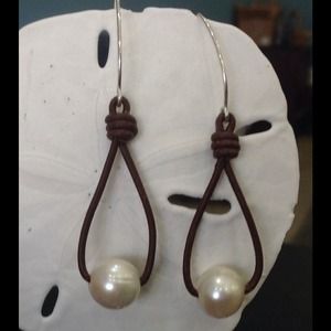 Dangle leather and freshwater pearl earrings