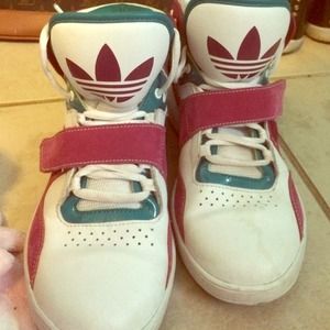 Round houses . (Size 7.5)