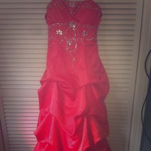 Stunning coral prom gown!