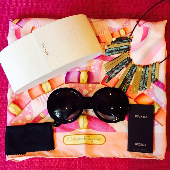 🚫SOLD🚫Prada Black Sunglasses