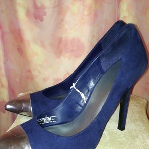 Suede navy heel with silver tips