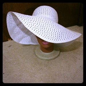 White beach hat