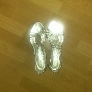 Silvery gold sandal wedge