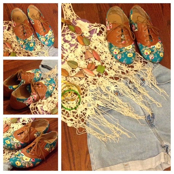 SOLD 🔅 Beautiful Floral Oxford Style Shoes - Picture 2 of 3