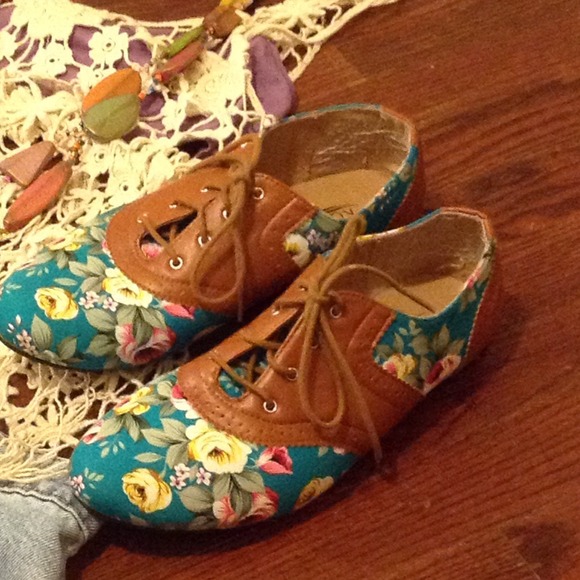 SOLD 🔅 Beautiful Floral Oxford Style Shoes - Picture 3 of 3