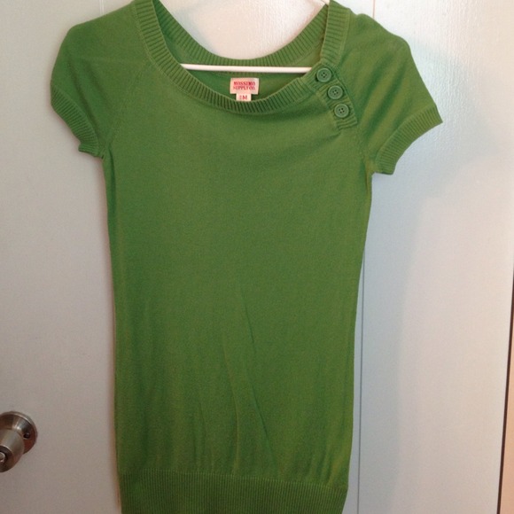 Green sweater tee