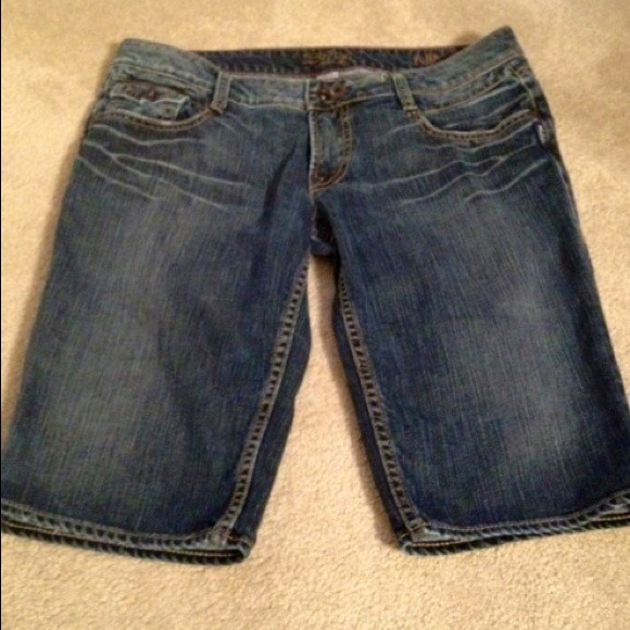 NICE PAIR OF SILVER BRAND LONG JEAN SHORTS🌹
