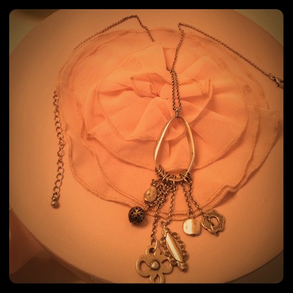 Trendy necklace w hanging charms