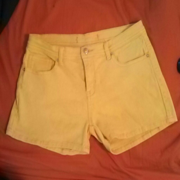 Cute yellow shorts ?