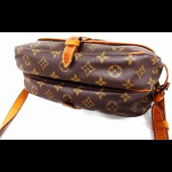SOLD 💯AUTHENTIC LV cute cross body bag - Picture 2 of 4