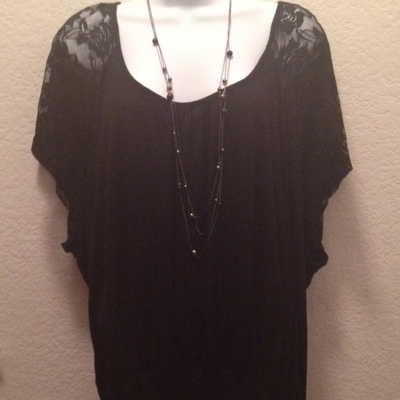ON HOLD Mixxology lace shoulder blouse 2X $18