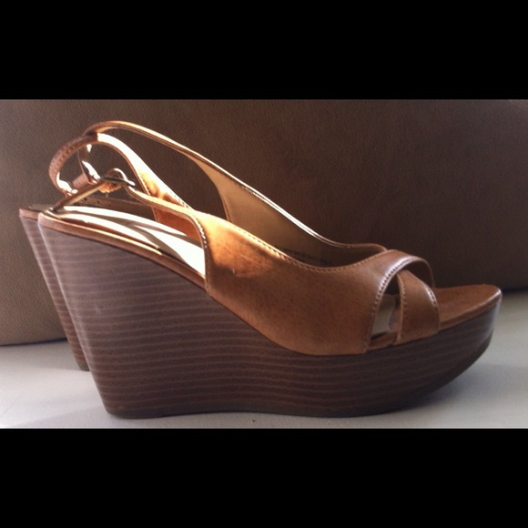 Beige slingback platform shoes