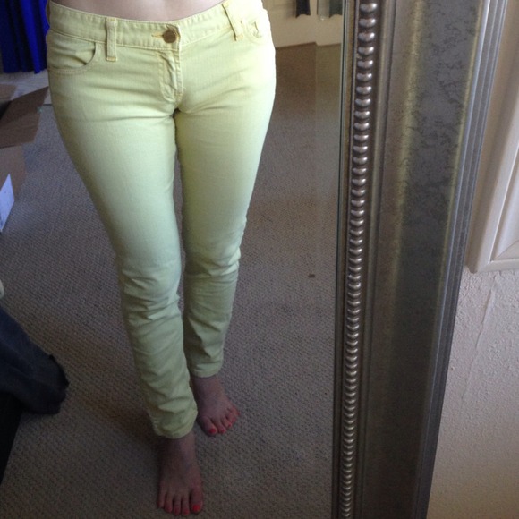 Cute skinny yellow guess jeans w zippers