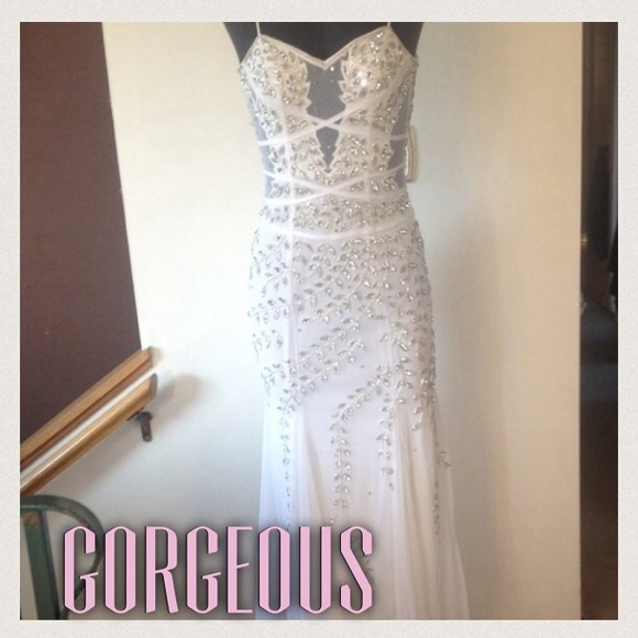 Cache Dresses & Skirts - ⬇️Reduced⬇️ Cache GORGEOUS White Beaded Gown