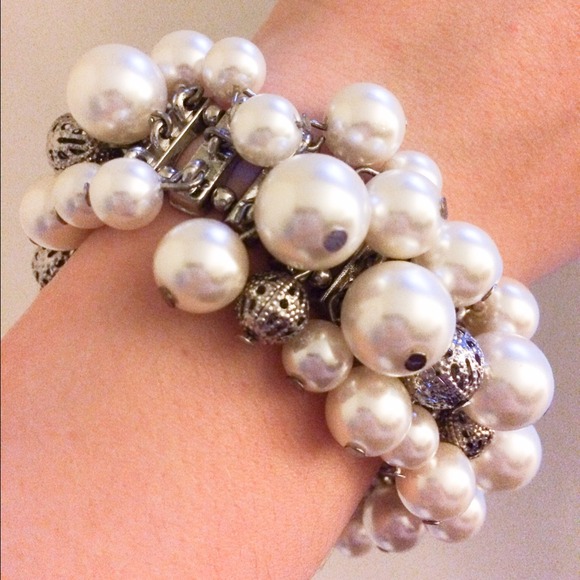 Forever 21 Jewelry - Pearl & Metal Bauble Forever 21 Bracelet