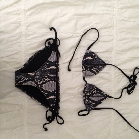 Traded X Triangl Indy Polly Python Bikini - Picture 2 of 3