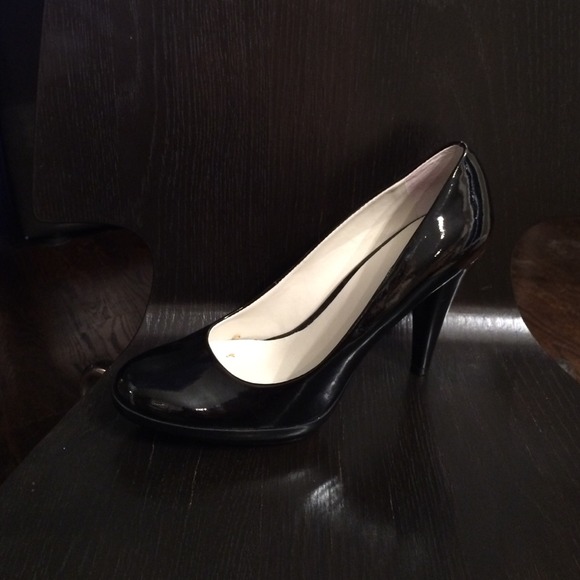 Black Nine West closed toe pump in a size 7.5