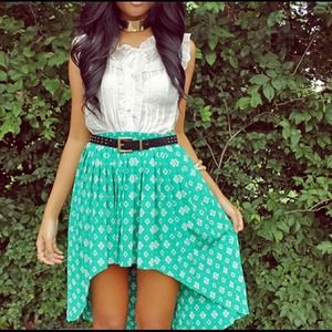 Green patterned high-low skirt