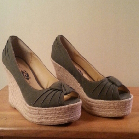 Spring wedges - Picture 2 of 3