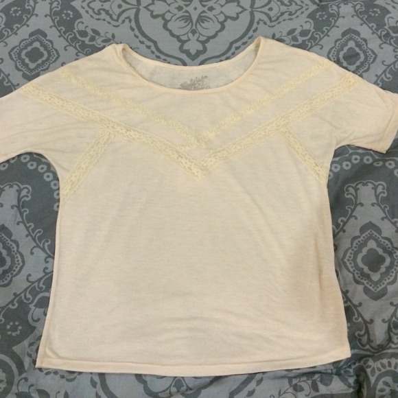 Flowy lace design cream blouse